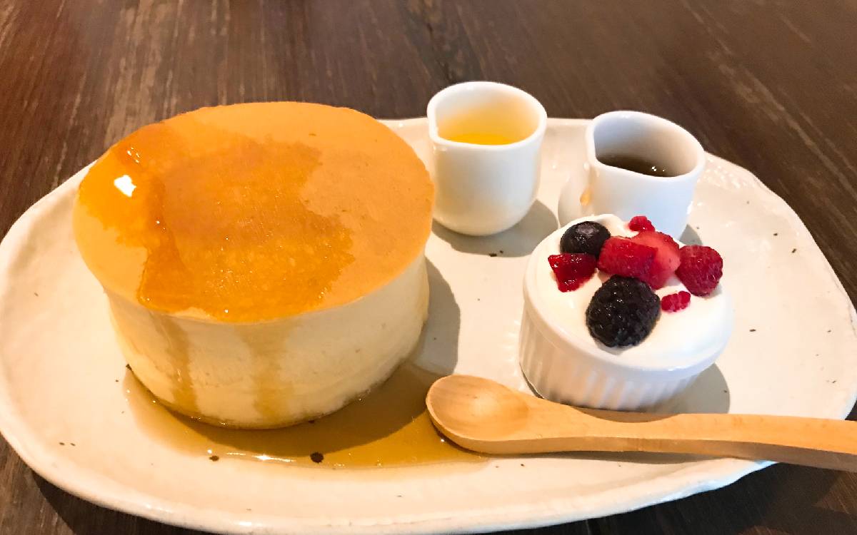 日本一分厚い 大人の雰囲気漂うセンター北の Cafe Salon Sonjin で 極厚ホットケーキの実力に驚いた Ufu ウフ