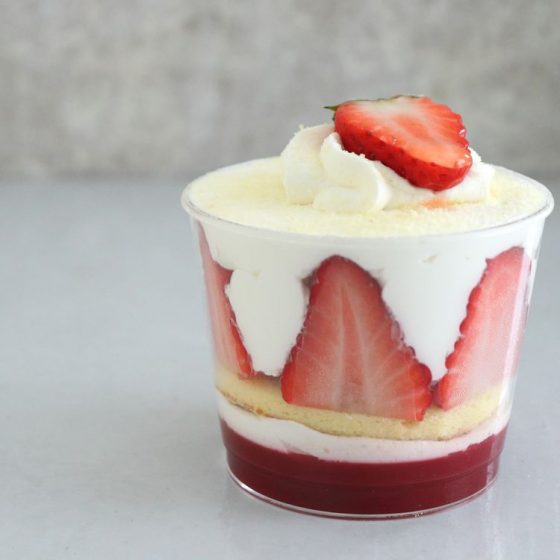 すくって食べるいちごの楽園。「ホットケーキパーラー　Fru-Full」が作るカップの魔術　連載：最高のショートケーキを求めて vol.06