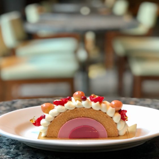 映えだけじゃない、ケーキ！？パルメザンチーズ×ルビーチョコ×苺の絶品ハーモニーに驚嘆『パーク ハイアット 東京 ペストリー ブティック』