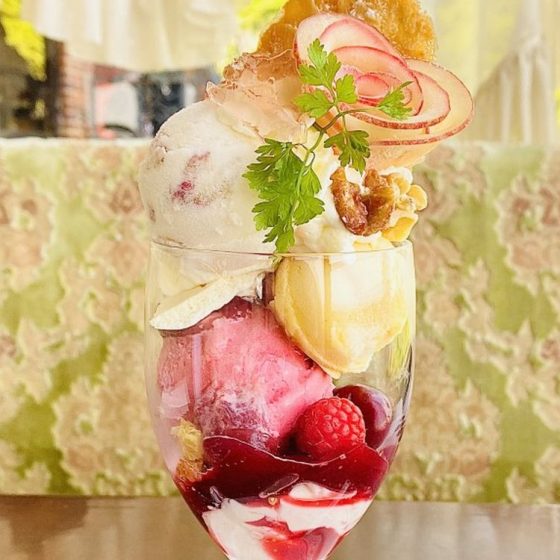 伊豆一の絶景×バラのパフェ！？　季節で変わる「花の妖精」の美しすぎるパフェ
