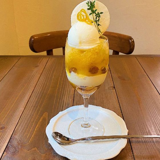 文旦・紅甘夏・サマーキングの3種の柑橘！ 腕利きのパティシエ夫婦が作る柑橘づくしのパフェ 「カフェ ル アズ」（埼玉県蓮田市）