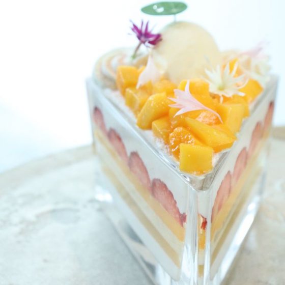 ショートケーキorパフェ？　2杯目から注文できる、世田谷区上野毛の「ラトリエ ア マ ファソン」の三角グラスのパフェ