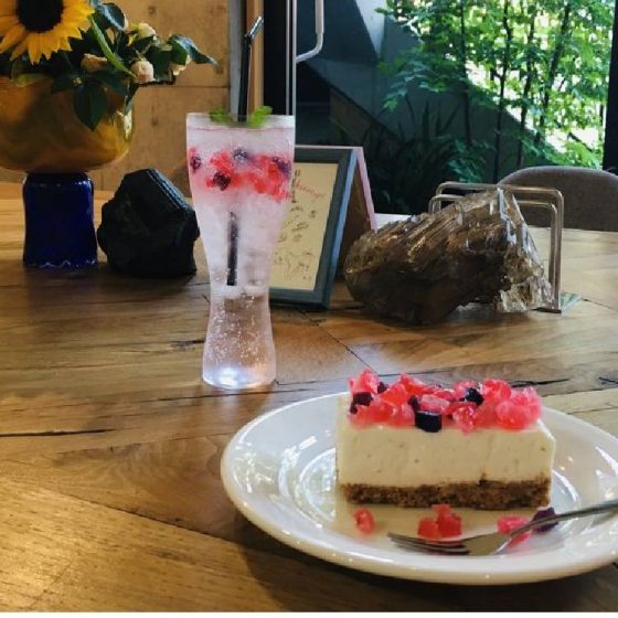 「Cafe de Lapis（カフェ ド ラピス）」表参道の閑静な住宅街でキラキラ宝石チーズケーキ♡