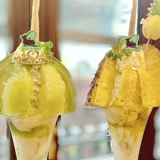 高さ30センチ越え？！名古屋でフランスの香り漂う『カフェ ド リオン ブルー』の完熟フルーツたっぷりパフェ