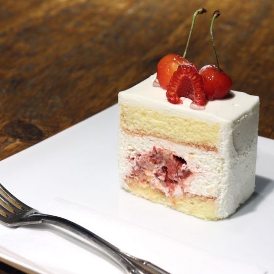 マスカルポーネが生み出す、奇跡のまろやかさ。季節のさくらんぼと「pâtisserie de bon coeur」（武蔵小山）連載：最高のショートケーキを求めて vol.10