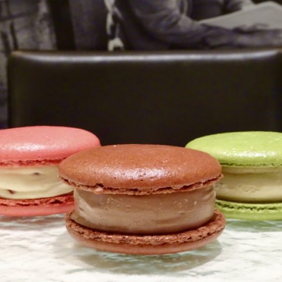 独自の研究で生まれた「パティスリー・サダハル・アオキ・パリ」唯一無二のサクッ・しっとり・ひんやりのマカロン×アイス