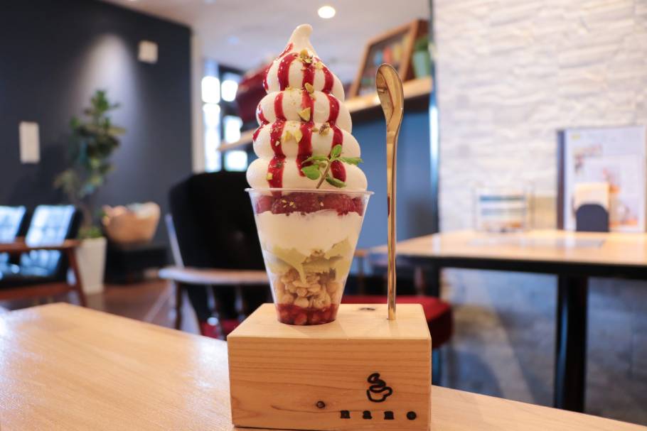 映えること間違いなし！見た目も味も贅沢な濃厚ご褒美ソフトクリームパフェが食べられる高崎市「Cafe&Bar nano」