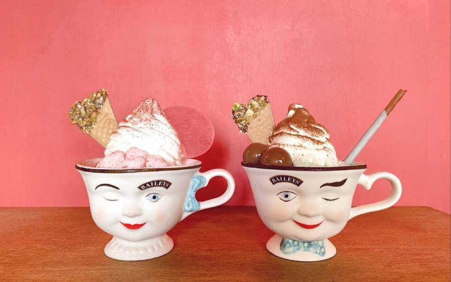 魅惑の「cafe tocco」世界。 ２つ並べたくなるポットの器に、かき氷の上に濃厚なソフトクリーム♡（静岡・三島）