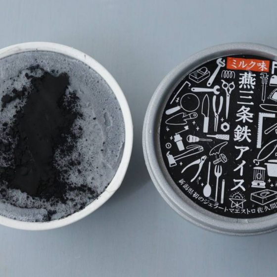 まさかの鉄粉がのったアイス！？　SNSで話題の、鉄の味がする“燕三条鉄アイス”を食べてみた！