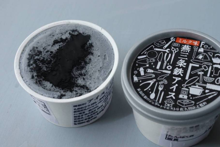 まさかの鉄粉がのったアイス！？　SNSで話題の、鉄の味がする“燕三条鉄アイス”を食べてみた！