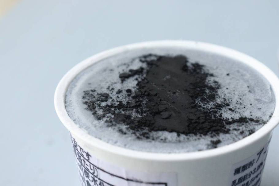 まさかの鉄粉がのったアイス！？　SNSで話題の、鉄の味がする“燕三条鉄アイス”を食べてみた！