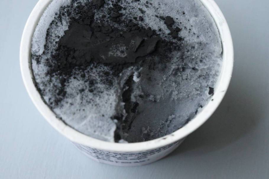 まさかの鉄粉がのったアイス！？　SNSで話題の、鉄の味がする“燕三条鉄アイス”を食べてみた！