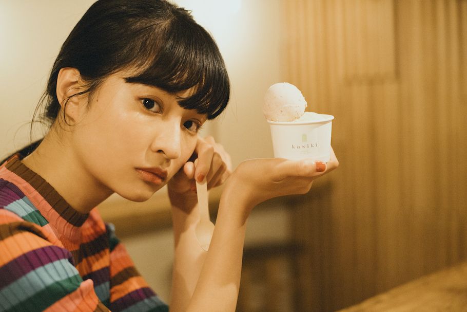 月に2,3回しか開かないアイス屋さん。モデル・名和風歌さんが一度は食べたかった「kasiki」、ハーブやスパイス香るアイス。連載「#ふうかとあいす」