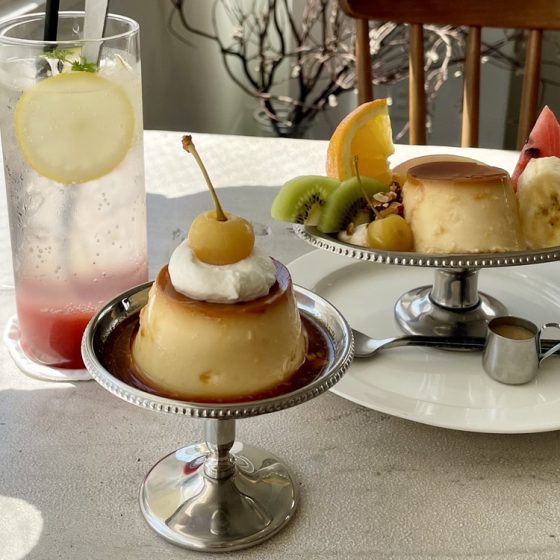 珍しい黄色いさくらんぼが上に。福岡のカフェ『くらすこと』のプリンと、プリンアラモード