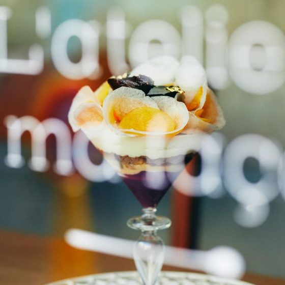 崩しの美学。スパイスがつまったパンをアイスに。全いちじく好きに捧げるグラスデザート「ラトリエ ア マ ファソン」（上野毛）