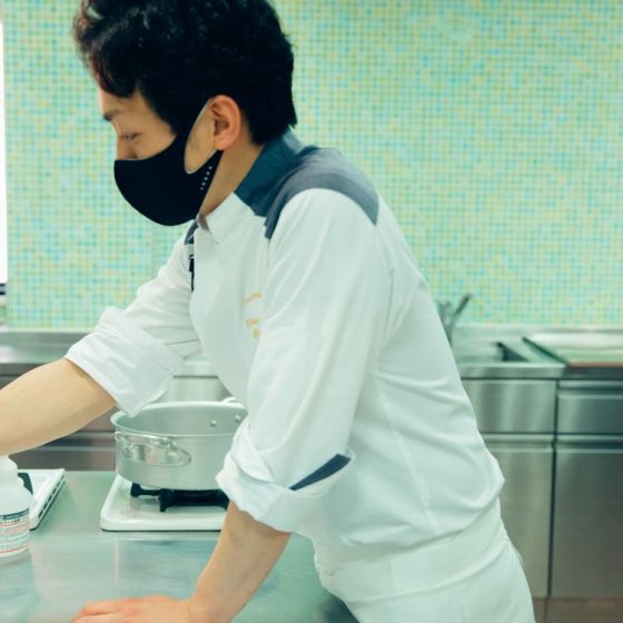 「お菓子を作るのが楽しいと思ってもらえたら」製菓学校で“1日先生”に密着。　連載：遠藤泰介の「甘い1日」Vol.07