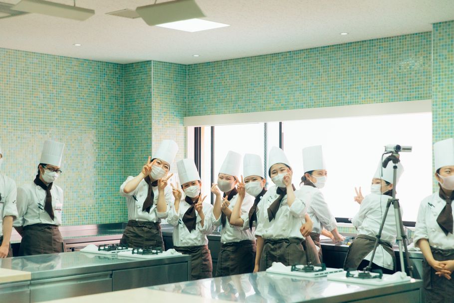 「お菓子を作るのが楽しいと思ってもらえたら」製菓学校で“1日先生”に密着。連載：遠藤泰介の「甘い1日」Vol.07