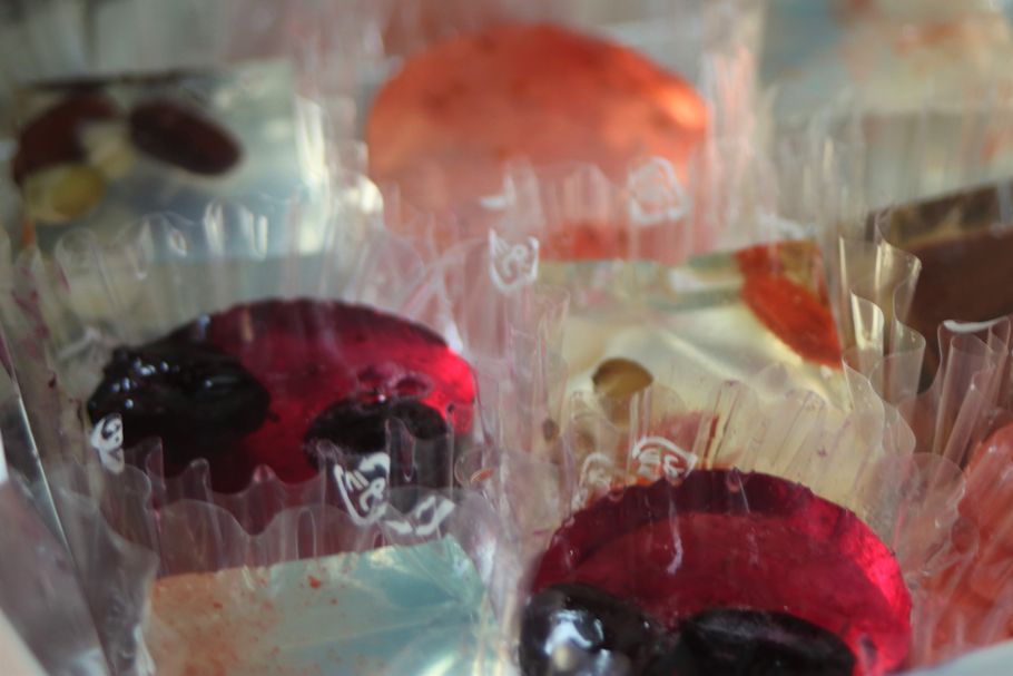 ガラス工芸作家が作る“生琥珀”とは？　京都発「瑠璃菓」の魅惑の琥珀糖菓子