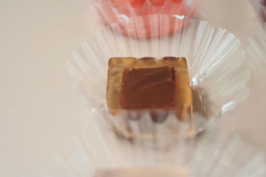 ガラス工芸作家が作る“生琥珀”とは？　京都発「瑠璃菓」の魅惑の琥珀糖菓子