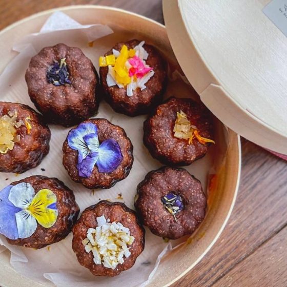 鎌倉のマヤノカヌレの「お花のカヌレ」をお取り寄せ。グルテンフリーのカヌレの美味しさとは？～魅惑のカヌレ部～連載vo.16