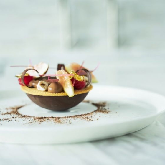 美しく、麗しく美味しく。イチジクとチョコレートと山椒のマリアージュ。フォーシーズンズホテル東京大手町、優雅な空間で食べるべき一皿