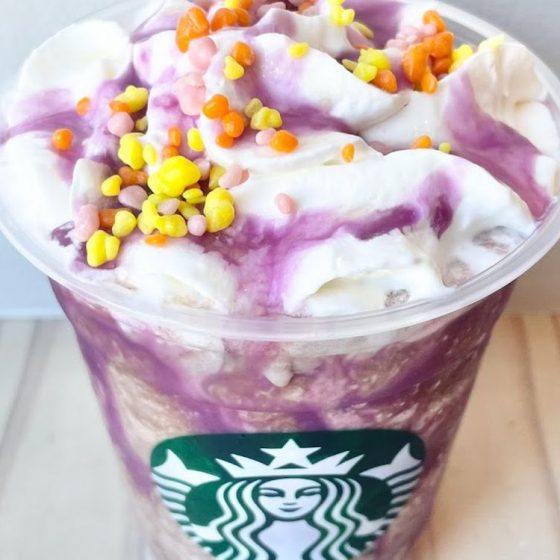 今日発売！スタバからハロウィン限定「トリート with トリック フラペチーノ(R)」が登場！パチパチ弾けるトッピングが新しい！