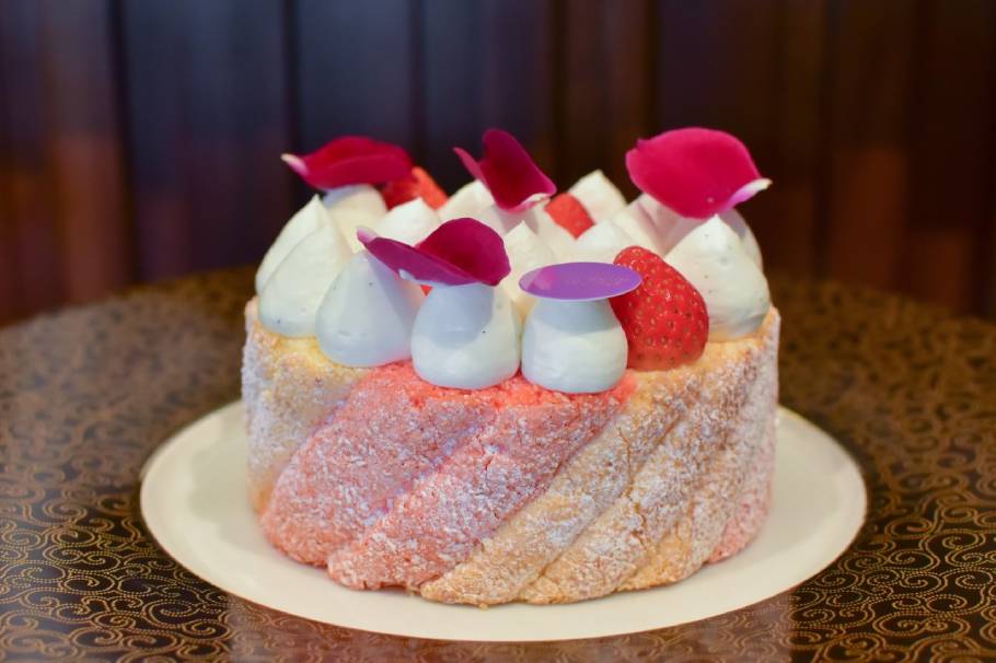 インターコンチネンタル東京ベイのエグゼクティブ シェフパティシエ徳永純司氏がプロジュースする「クリスマスケーキ＆スイーツコレクション2021」！定番のショートケーキをはじめとした、異なる3種のケーキを試食レポ。