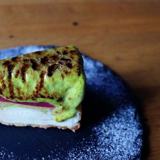 恵比寿「nurikabe」の“香るチーズケーキ”。目前で炙るエンタメ性抜群のチーズケーキに期間限定ピスタチオ味が出たって？！！