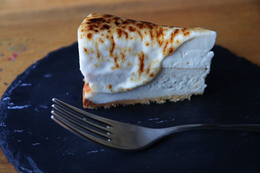 恵比寿「NURIKABE」の“香るチーズケーキ”。目前で炙るエンタメ性抜群のチーズケーキに期間限定ピスタチオ味が出たって？！！