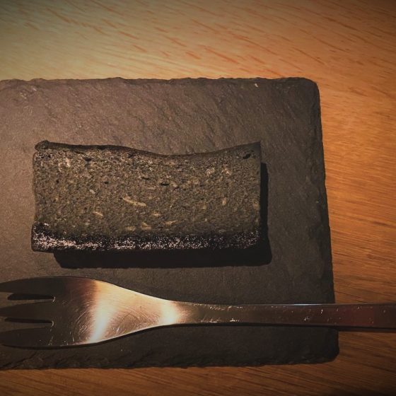 衝撃のビジュアル！！中目黒 「epulor」真っ黒なチーズケーキの秘密に迫る！！