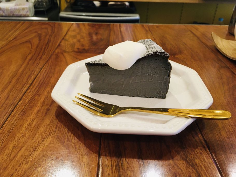 “まるで半熟？”な真っ黒いバスクチーズケーキ「Cafe1Part」の美しい絶品ラテとトロっとろバスチー（東京：江戸川橋）