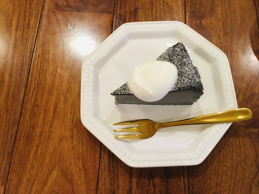 “まるで半熟？”な真っ黒いバスクチーズケーキ「Cafe1Part」の美しい絶品ラテとトロっとろバスチー（東京：江戸川橋）
