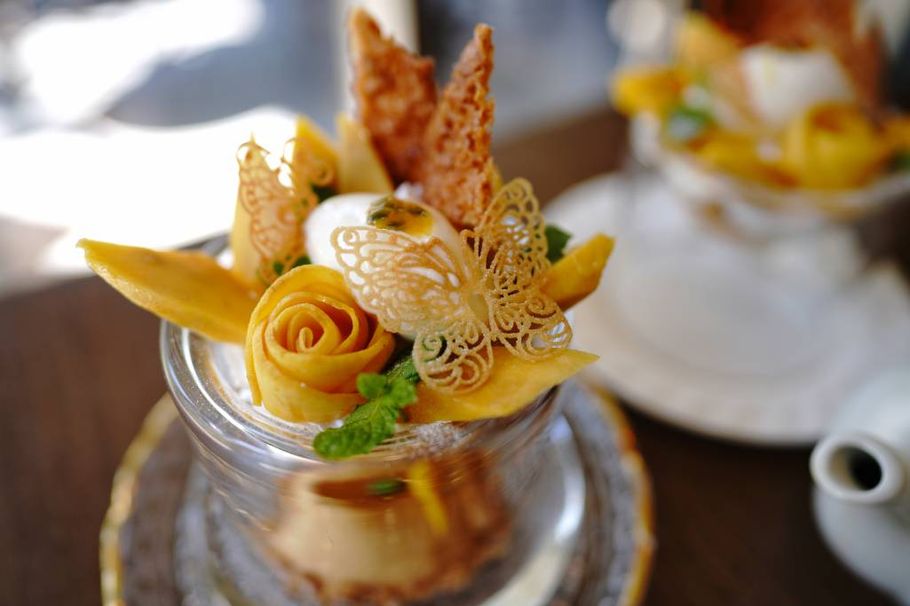 マンゴーの薔薇に舞い降りる蝶！美味しさも楽しさもメゾネットなプリンは『洋食屋神戸デュシャン』にあり