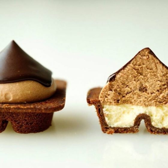 即完売で話題の「チーズワンダー」から期間限定で販売されている、 チョコレート味のチーズケーキ「チーズワンダーブラック」を食べてみた!