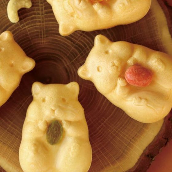 「青木光悦堂」の可愛すぎる和菓子。まんまるいフォルムのハムスターがモナカに。おなかにナッツをのせて完成！