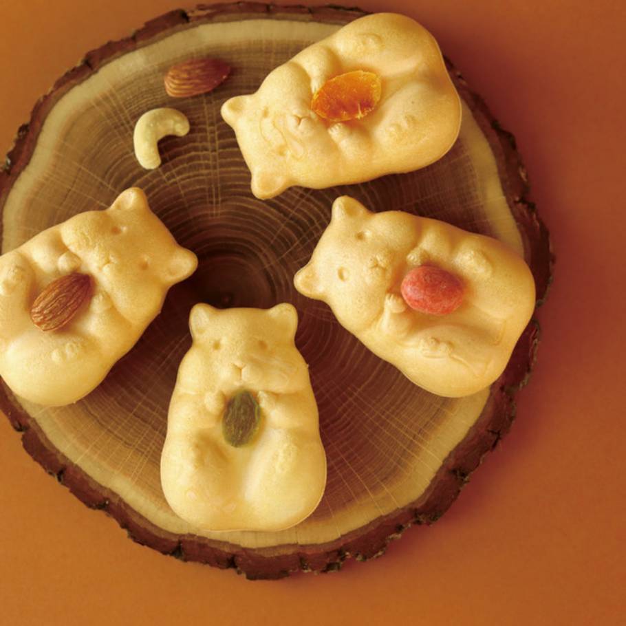 「青木光悦堂」の可愛すぎる和菓子。まんまるいフォルムのハムスターがモナカに。おなかにナッツをのせて完成！