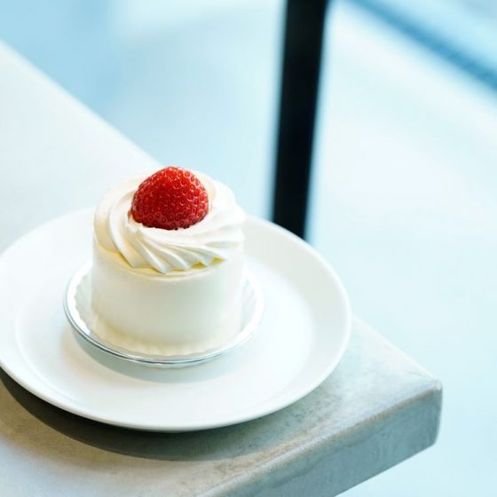 大阪で最もHOTな「hannoc」（ハノック）の若きパティシエが編み出した“生地”がない進化系ショートケーキ。連載：最高のショートケーキを求めて vol.18