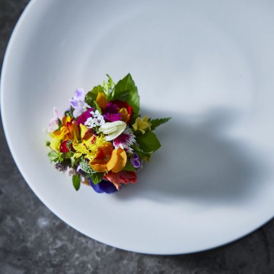 「花のタルト」が感じさせる、食材の持つ可能性と食の未来。香りが持つ記憶とメッセージ「FARO（ファロ）」（銀座）