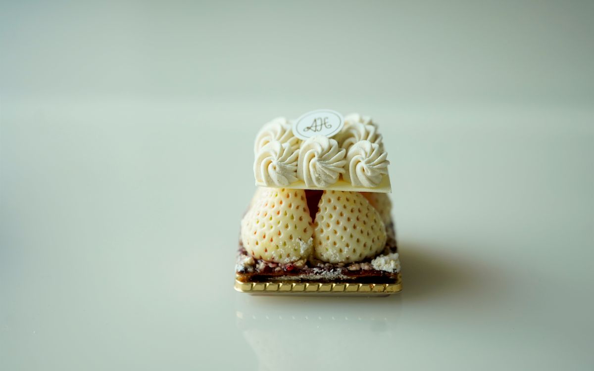 真っ白な苺「雪うさぎ」。オペラ座をイメージした「アツシハタエ」（代官山・用賀）の美しすぎるケーキの秘密