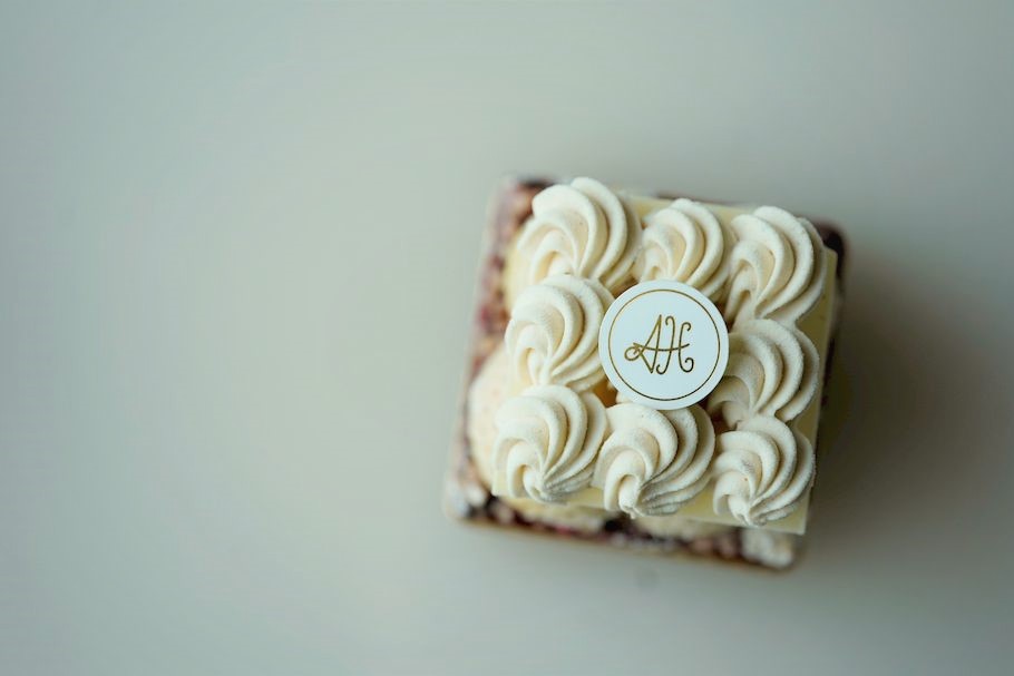 真っ白な苺「雪うさぎ」。オペラ座をイメージした「アツシハタエ」（代官山・用賀）の美しすぎるケーキの秘密