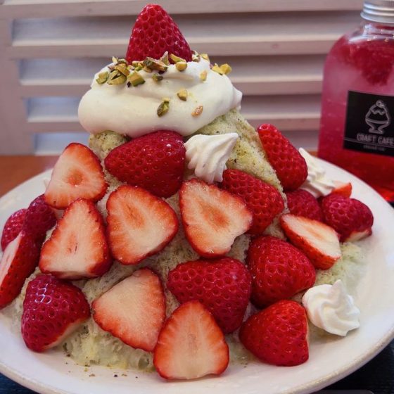 いちご盛り盛り×ピスタチオ。「クラフトカフェ」(埼玉県・さいたま市)のかき氷で手作りを味わおう