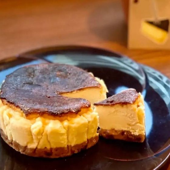 “小麦の奴隷”と“Sonoyama”の夢コラボ「バスクチーズケーキ」はとろ生食感につぶあんが溶け合う
