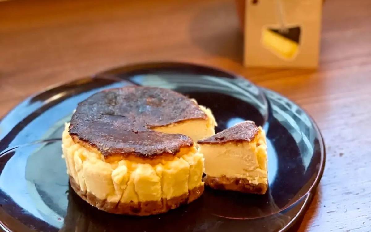 “小麦の奴隷”と“Sonoyama”の夢コラボ「バスクチーズケーキ」はとろ生食感につぶあんが溶け合う