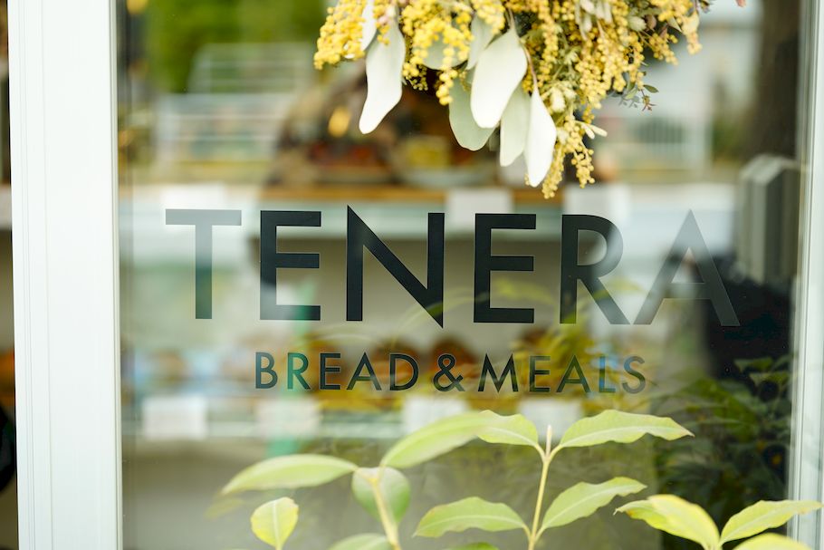 「TENERA bread & meals」（千石）の発酵レモンと鶏コンフィのサンド～新連載　パン好き女子大生ハシビロコウの“おいしいパンとワイン”～