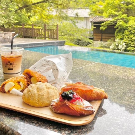 川のほとりに佇む和のリゾート、大自然に囲まれて足湯しながらのんびりブランチを楽しむことができる「Bakery&Table 東府や足湯カフェ」