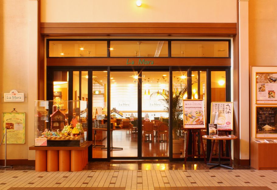 メロンが鎮座するパフェ？！　高級ホテルの人気ペストリーショップ「ラ・モーラ」（浦和）の暑い夏にぴったりの絶品「ロイヤルメロンパフェ」