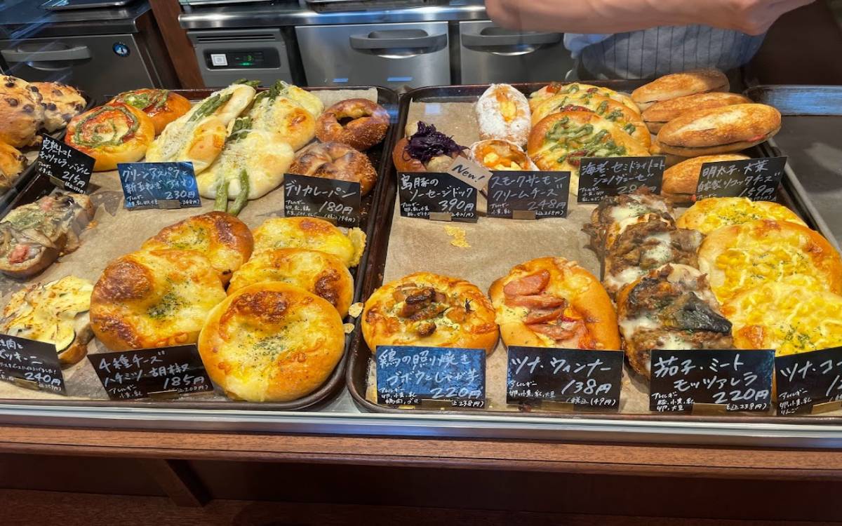 【沖縄・那覇】塩パンが有名！鮮やかなパンが目を惹く「DELICATESSEN TRUNQ」
