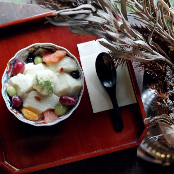 出会えたら奇跡！古都、鎌倉を味わえる古民家「燕カフェ」の「自家製クリームソーダ」と「杏仁豆腐」。何もかもがアンティークな雰囲気に癒される