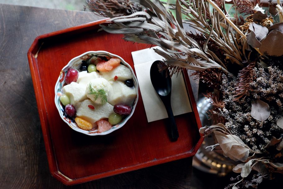出会えたら奇跡！古都、鎌倉を味わえる古民家「燕カフェ」の「自家製クリームソーダ」と「杏仁豆腐」。何もかもがアンティークな雰囲気に癒される