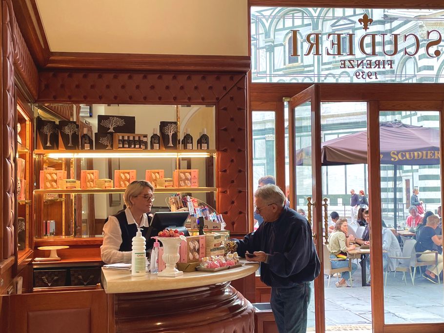 ローマ、ベネチア、フィレンチェを巡る旅！編集部が実際に行って体感、コロナ後のイタリア。行き方から絶品カフェまで徹底解説 フィレンチェの街並みを堪能できる老舗カフェ「Caffè Scudieri Firenze  伝統菓子“ブディーノ・ディ・リーゾ”